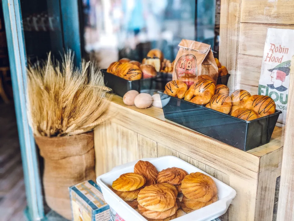Khay bánh mới ra lò tại Tạp Hóa Min